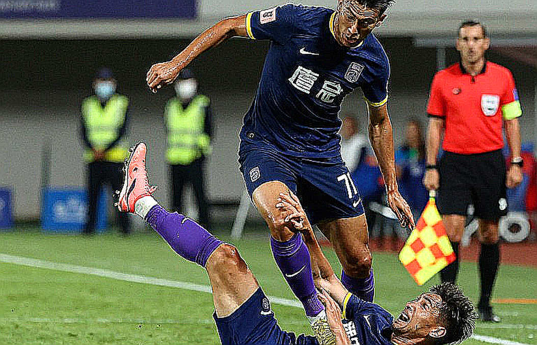 দশ ম্যাচে আট গোল আর একটা অজানা চুক্তি: সুজুকির বাজারদর কে ঠিক করছে