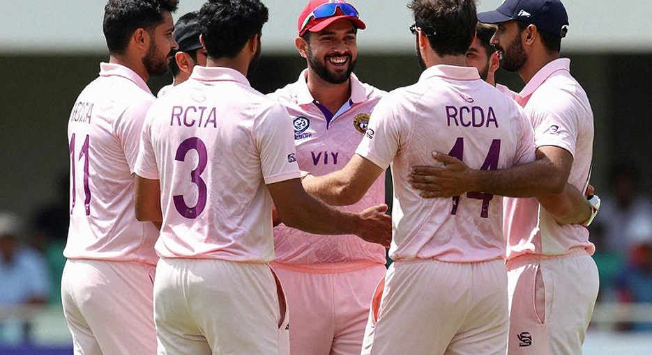 শীতের উইকেট, ভেজা বল আর অদৃশ্য খাতা: এশিয়ার টেস্ট মৌসুমে বোলিং লোডের যে হিসাব কেউ লেখে না শীতের উইকেট, ভেজা বল আর অদৃশ্য খাতা: এশিয়ার টেস্ট মৌসুমে বোলিং লোডের যে হিসাব কেউ লেখে না